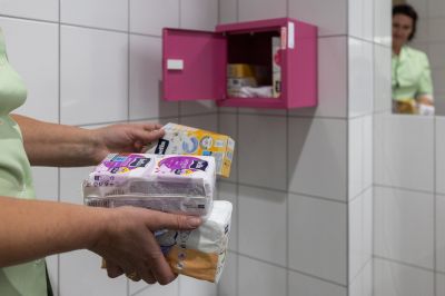 Różowa skrzyneczka z artykułami higienicznymi fot. Grzegorz Bukała